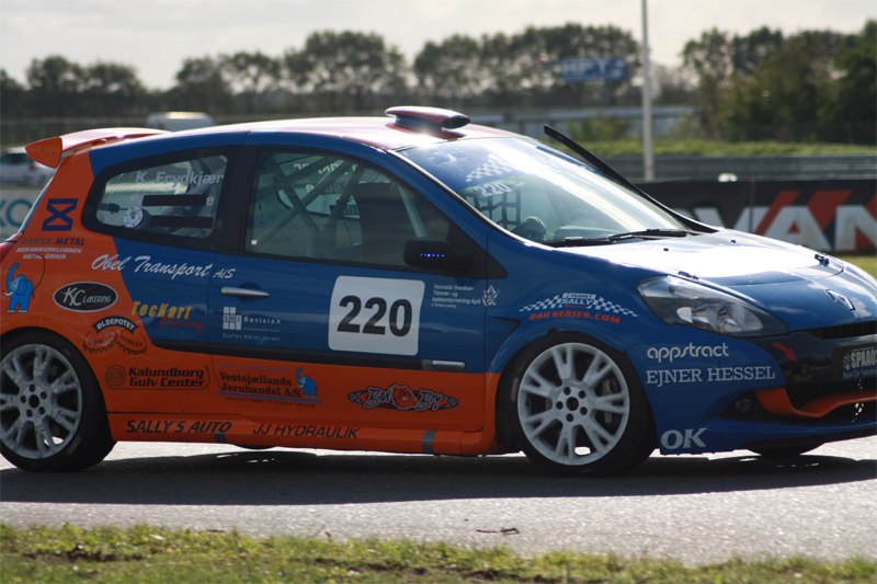 Kennie Frydkjær Jensen i Sally Racing’s Clio for enden af langsiden på Padborg Park
(Foto: Steen Gøtsche)